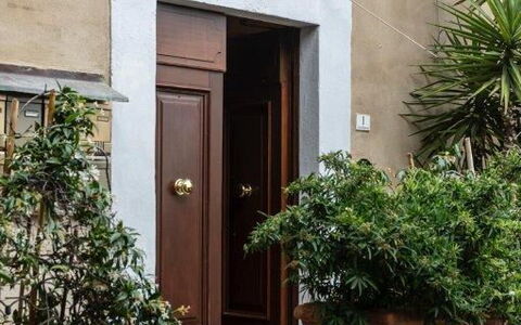 Bocelli: Pflanze, Eigentum, Gebäude, Tür, Holz, Haus, Wand, Linie, Home Door