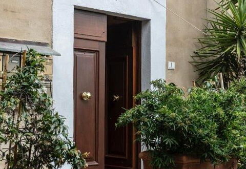 Bocelli: Pflanze, Eigentum, Gebäude, Tür, Holz, Haus, Wand, Linie, Home Door