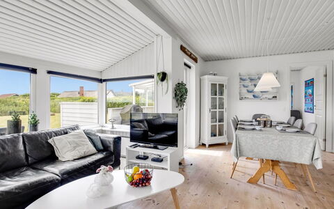 Hejdi - 650M from the Sea: Zuhause, Möbel, Haus, Interior Design, Decke, Tür, Couch, Wohnzimmer, Hütte