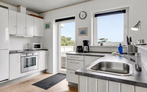 Hejdi - 650M from the Sea: Küche, Countertop, Holz, Küchengerät, Major Appliance, Interior Design, Flooring, Decke, Fussboden, Cabinetry