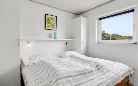 Hejdi - 650M from the Sea: Wand, Schlafzimmer, Bett, Interior Design, Decke, Bettdecke, Fussboden, Bedding, Zuhause, Bettrahmen
