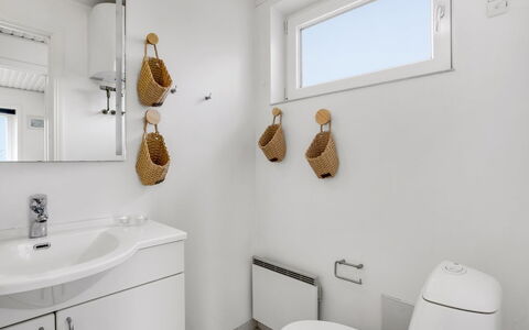 Hejdi - 650M from the Sea: Armatur, Interior Design, Wand, Flooring, Sinken, Fussboden, Bad Sink, Badezimmer, Toilette, Zapfhahn