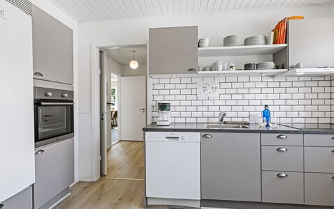 Ancel - 1.5Km to the Fjord: Küche, Countertop, Küchengerät, Cabinetry, Flooring, Interior Design, Major Appliance, Holz, Fussboden, Schublade