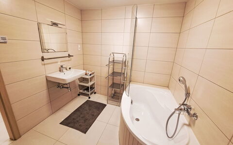 Reifnitz 300: Wasser, Schwimmbad, Gebäude, Haus, Interior Design, Fussboden, Flooring, Freizeit, Fenster, Decke