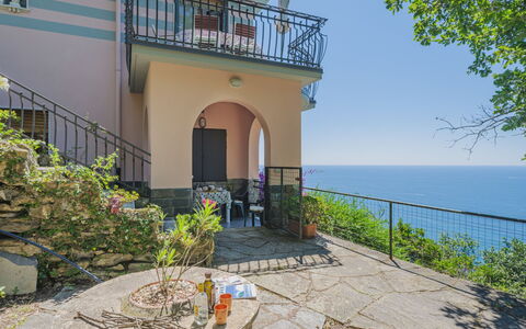 La Ginestra: Pflanze, Gebäude, Wasser, Himmel, Fenster, Blumentopf, Grundstueck, Tür, Hütte, Stuhl