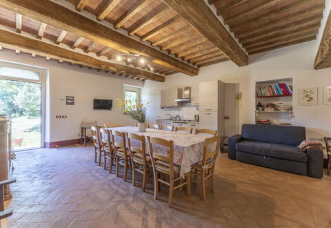 Le Casaline Di Sopra, Massa Marittima: Tabelle, Möbel, Eigentum, Couch, Zimmerpflanze, Holz, Fenster, Interior Design, Flooring, Fussboden