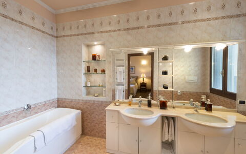Villa Paola In Padova With Ac: Spiegel, Zapfhahn, Armatur, Sinken, Eigentum, Möbel, Bad Sink, Badezimmerschrank, Badezimmer, Interior Design