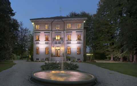 Villa Paola In Padova With Ac: Pflanze, Himmel, Gebäude, Eigentum, Fenster, Beleuchtung, Baum, Gras, Grundeigentum, Wahrzeichen