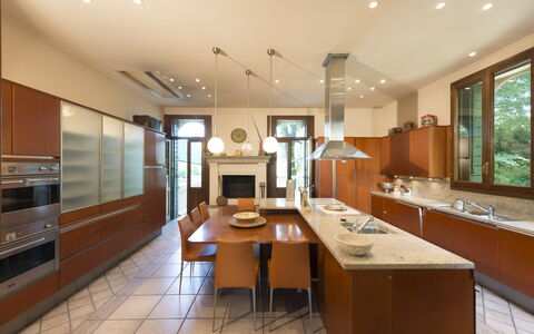 Villa Paola In Padova With Ac: Tabelle, Gebäude, Möbel, Stuhl, Countertop, Cabinetry, Zimmerpflanze, Holz, Interior Design, Flooring