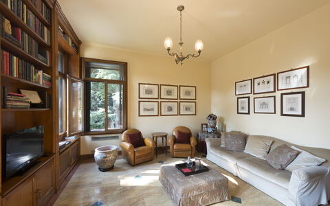 Villa Paola In Padova With Ac: Eigentum, Couch, Holz, Interior Design, Beleuchtung, Gebäude, Die Architektur, Regal, Wohnzimmer