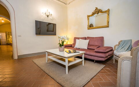 Rose's Palace: Couch, Möbel, Eigentum, Tabelle, Bilderrahmen, Holz, Gebäude, Komfort, Wohnzimmer, Interior Design