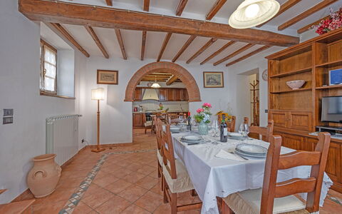 La Montana: Tabelle, Möbel, Eigentum, Fenster, Stuhl, Holz, Interior Design, Beleuchtung, Tischdecke, Fussboden