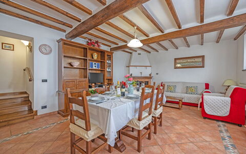 La Montana: Möbel, Tabelle, Eigentum, Bilderrahmen, Holz, Tür, Stuhl, Interior Design, Fussboden, Cabinetry
