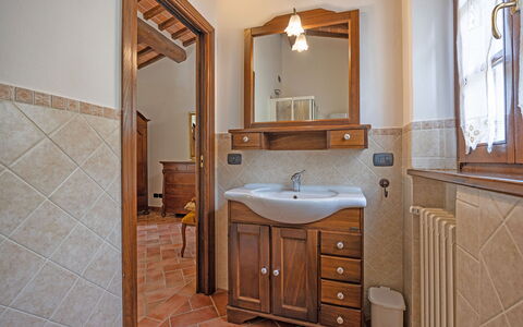 La Montanina: Spiegel, Braun, Badezimmerschrank, Zapfhahn, Sinken, Cabinetry, Bad Sink, Armatur, Eigentum, Badezimmer