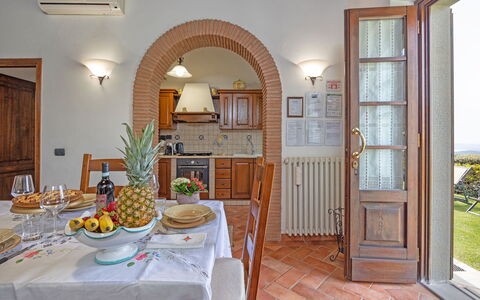 La Montanina: Tabelle, Eigentum, Möbel, Geschirr, Tür, Holz, Stuhl, Interior Design, Pflanze