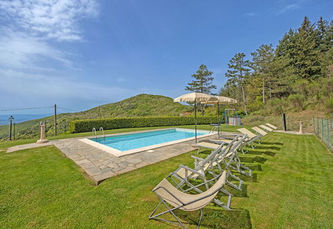 La Montanina: Himmel, Wasser, Pflanze, Wolke, Natürliche Landschaft, Schwimmbad, Baum, Gartenmöbel, Grundstueck, Schatten