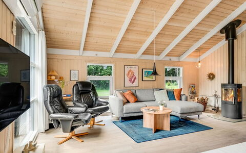 Amundi - 500M from the Sea: Möbel, Holz, Interior Design, Flooring, Decke, Couch, Wohnzimmer, Fussboden, Holzboden, Beleuchtung