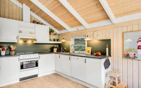 Amundi - 500M from the Sea: Holz, Decke, Interior Design, Küche, Flooring, Zuhause, Countertop, Möbel, Fussboden, Cabinetry