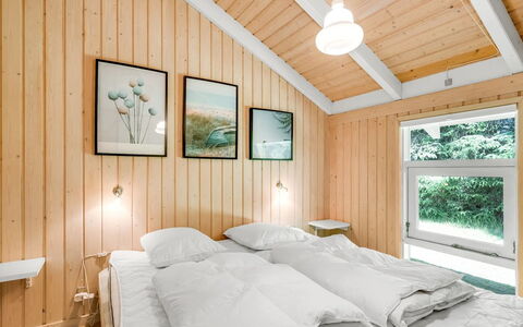 Amundi - 500M from the Sea: Holz, Schlafzimmer, Interior Design, Decke, Bett, Zuhause, Fussboden, Bedding, Bettdecke, Bettrahmen