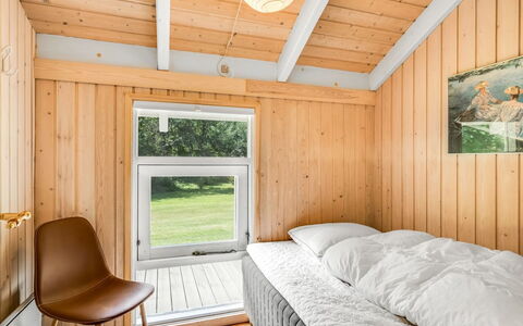 Amundi - 500M from the Sea: Holz, Schlafzimmer, Interior Design, Decke, Flooring, Bett, Fussboden, Zuhause, Bettrahmen, Hartholz
