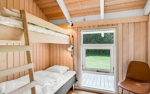 Amundi - 500M from the Sea: Holz, Schlafzimmer, Bett, Hartholz, Holzbeize, Planke, Blockhaus, Etagenbett, Bettrahmen, Bedding