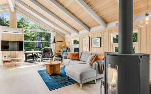 Amundi - 500M from the Sea: Flooring, Holz, Interior Design, Decke, Möbel, Fussboden, Holzboden, Wohnzimmer, Couch, Zuhause