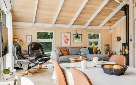 Amundi - 500M from the Sea: Interior Design, Möbel, Holz, Decke, Flooring, Beleuchtung, Zimmer, Fussboden, Wohnzimmer, Light Fixture