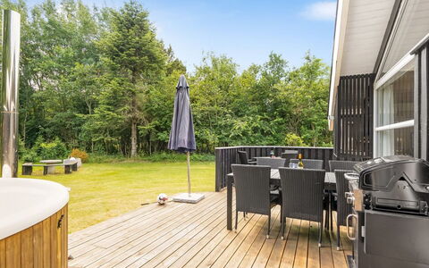 Amundi - 500M from the Sea: Holz, Möbel, Holzboden, Hartholz, Zuhause, Holzbeize, Deck, Veranda, Stuhl, Schatten