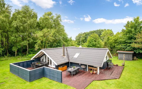 Giselle - 10Km from the Sea: Möbel, Interior Design, Flooring, Fussboden, Decke, Zimmer, Stuhl, Tabelle, Wohnung, Küche & Esszimmer Tisch