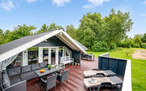 Giselle - 10Km from the Sea: Möbel, Interior Design, Flooring, Fussboden, Decke, Zimmer, Stuhl, Tabelle, Wohnung, Küche & Esszimmer Tisch
