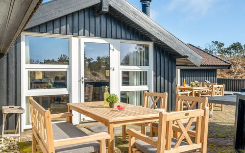 Emin - 700M from the Sea: Holz, Zuhause, Hütte, Dach, Abstellgleis, Veranda, Hartholz, Planke, Resort, Schatten