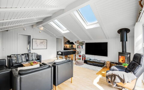 Emin - 700M from the Sea: Interior Design, Möbel, Flooring, Decke, Holz, Fussboden, Beleuchtung, Zimmer, Wohnzimmer, Holzboden