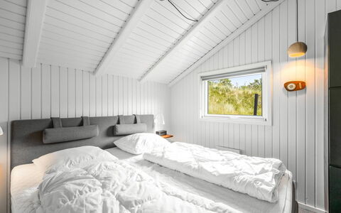 Emin - 700M from the Sea: Schlafzimmer, Holz, Bedding, Bettdecke, Bett, Decke, Bettrahmen, Linens, Kissen, Design