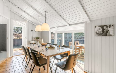 Emin - 700M from the Sea: Holz, Interior Design, Decke, Flooring, Fussboden, Küche & Esszimmer Tisch, Holzboden, Zuhause, Esszimmer, Stuhl