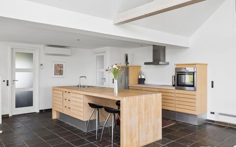 Ubavka - 101M from the Sea: Flooring, Möbel, Holz, Cabinetry, Interior Design, Küche, Countertop, Fussboden, Decke, Beleuchtung