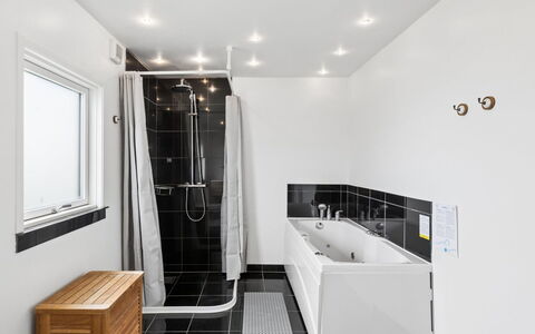 Ubavka - 101M from the Sea: Flooring, Armatur, Interior Design, Fussboden, Badezimmer, Decke, Installation, Zapfhahn, Sinken, Fliese
