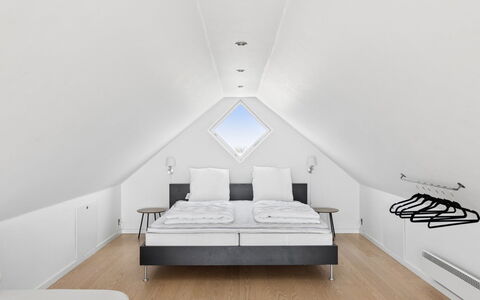 Ubavka - 101M from the Sea: Holz, Interior Design, Flooring, Decke, Fussboden, Schlafzimmer, Dachboden, Zimmer, Bett, Wohnung