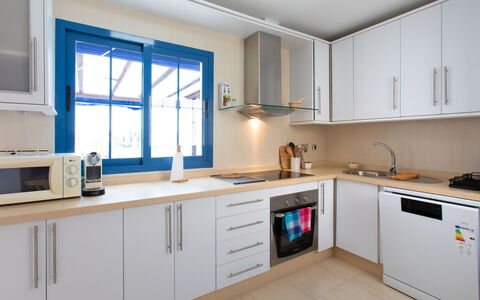 Ático Galera Playa Free Padel: Cabinetry, Countertop, Spüle, Sinken, Zapfhahn, Herd, Küche, Küchengerät, Fenster, Holz