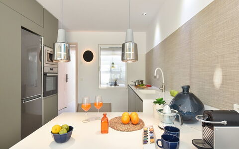 New Velsuites Ii: Eigentum, Essen, Tabelle, Cabinetry, Geschirr, Interior Design, Orange, Küche, Fussboden