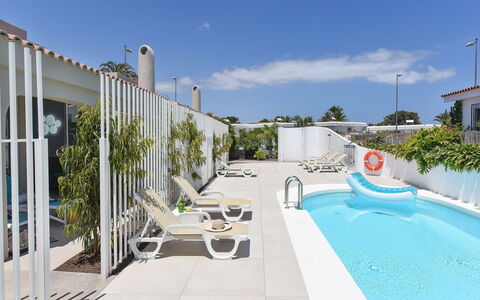 New Velsuites Ii: Himmel, Wasser, Wolke, Gebäude, Pflanze, Azurblau, Schwimmbad, Schatten, Gartenmöbel, Eigentumswohnung