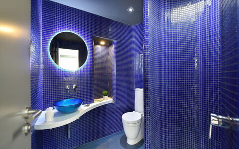 New Velsuites Ii: Spiegel, Armatur, Eigentum, Lila, Blau, Badezimmer, Sinken, Azurblau, Interior Design, Die Architektur