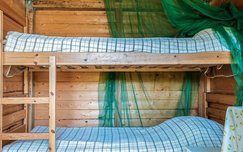 Riimantupa: Möbel, Interior Design, Flooring, Fussboden, Tabelle, Decke, Küche & Esszimmer Tisch, Beleuchtung, Stuhl, Zuhause