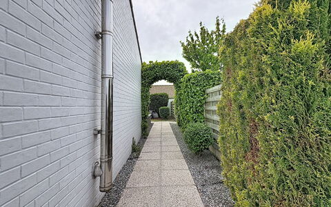 Reynaertpark with Parking: Wand, Grün, Strauch, Ground, Hecke, Garten, Walkway, Auffahrt, Landscaping