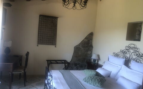 San Noto House With Pool Ac Wifi: Möbel, Flooring, Fussboden, Interior Design, Schlafzimmer, Zimmer, Bett, Stuhl, Lampe, Bedding