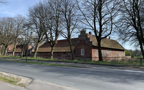 Nobby: Pflanze, Himmel, Gebäude, Baum, Haus, Strassenbelag, Grundstueck, Asphalt, Gras, Wohngebiet