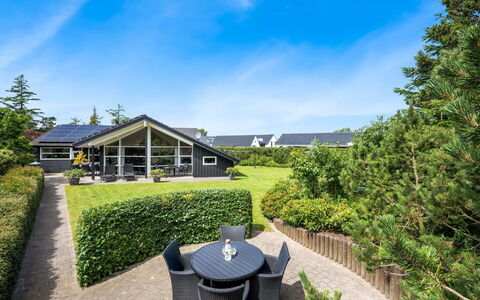 Fritzi - 1.7Km from the Sea: Zuhause, Dach, Estate, Ground, Hütte, Garten, Rasen, Landscaping, Schatten, Garten