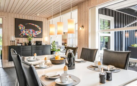 Fritzi - 1.7Km from the Sea: Interior Design, Möbel, Decke, Zuhause, Küche & Esszimmer Tisch, Light Fixture, Stuhl, Esszimmer, Leuchter, Zimmerpflanze