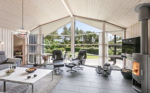 Fritzi - 1.7Km from the Sea: Decke, Interior Design, Zuhause, Wohnzimmer, Couch, Stuhl, Zimmerpflanze, Natürliches Material, Light Fixture