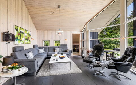 Fritzi - 1.7Km from the Sea: Couch, Wohnzimmer, Zuhause, Interior Design, Möbel, Decke, Stuhl, Design