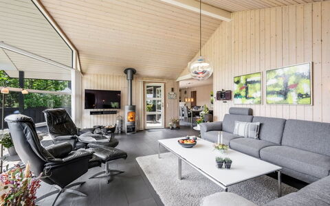Fritzi - 1.7Km from the Sea: Couch, Wohnzimmer, Interior Design, Zuhause, Decke, Light Fixture, Zimmerpflanze, Stuhl, Schlafsofa